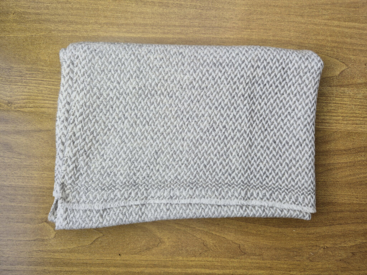 Kaschmir-Schal Silbergrau – feines Rauten-Webmuster von LWH Nepal